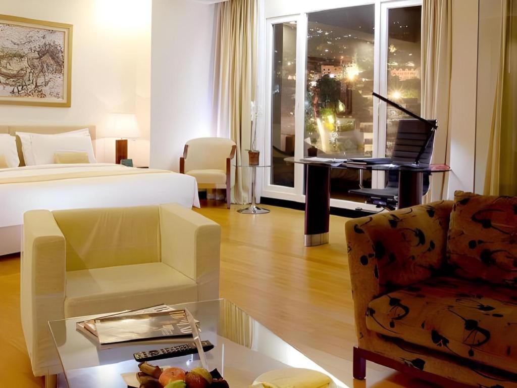 Sintesa Peninsula Hotel Manado Eksteriør billede